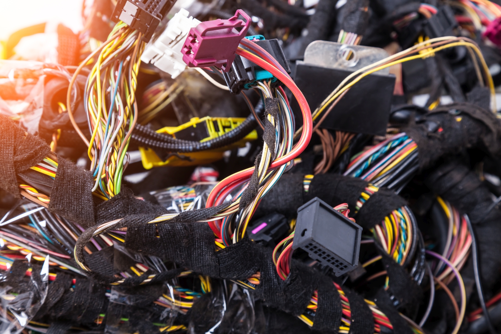 Symbolbild Kabelbaum: Die zentrale Verwaltung benötigt weniger Kabel, wodurch in der Herstellung Materialaufwand und Kosten sinken. Das Fahrzeug wird insgesamt deutlich leichter.