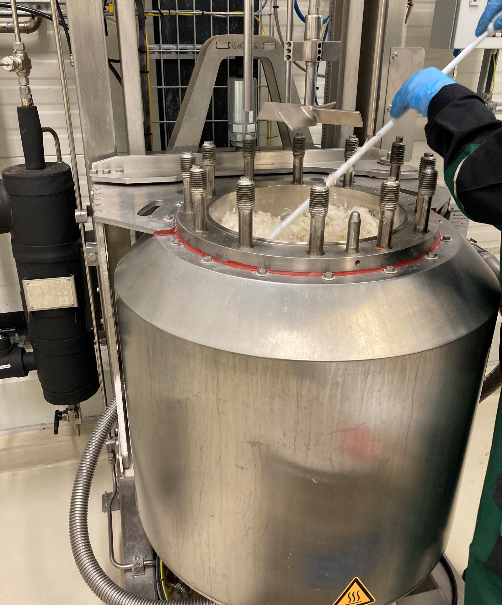 Klebstoffe aus Federn Am Fraunhofer CBP wurde das Verfahren in einen größeren Maßstab skaliert und es wurden mehrere Kilogramm Hühnerfedern verarbeitet.