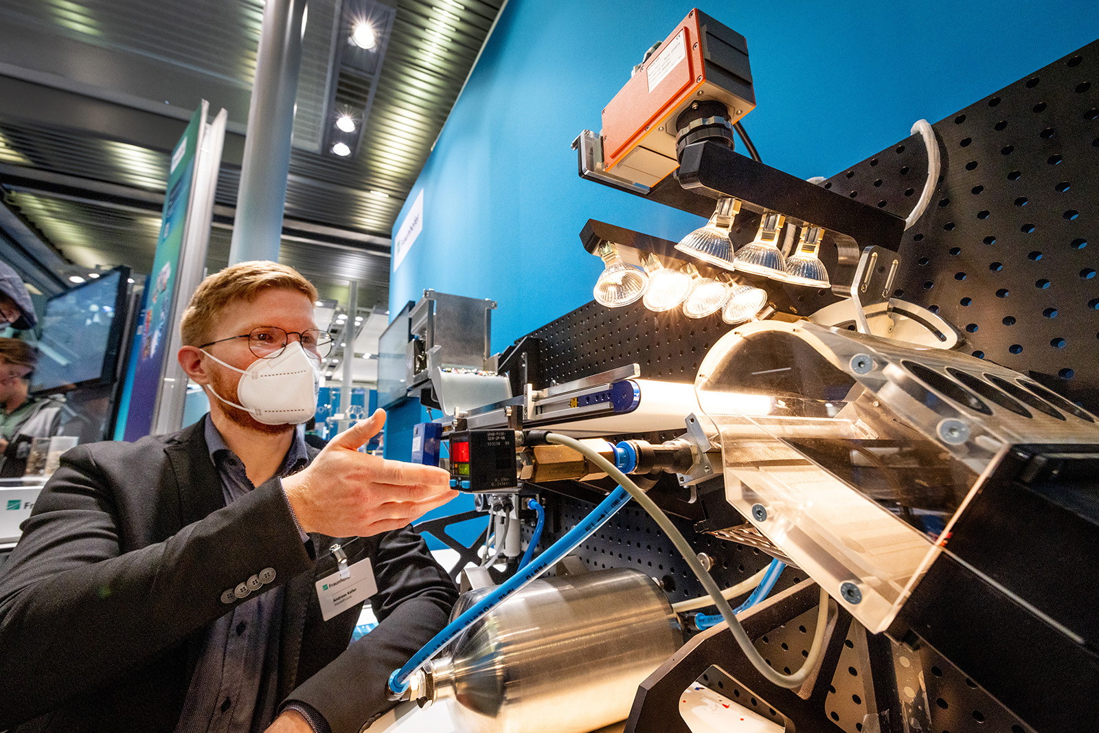 Neu organisierte Recyclingkette für Kunststoffe Andreas Keller, Wissenschaftler aus dem Waste4Future-Konsortium am Demonstrator.