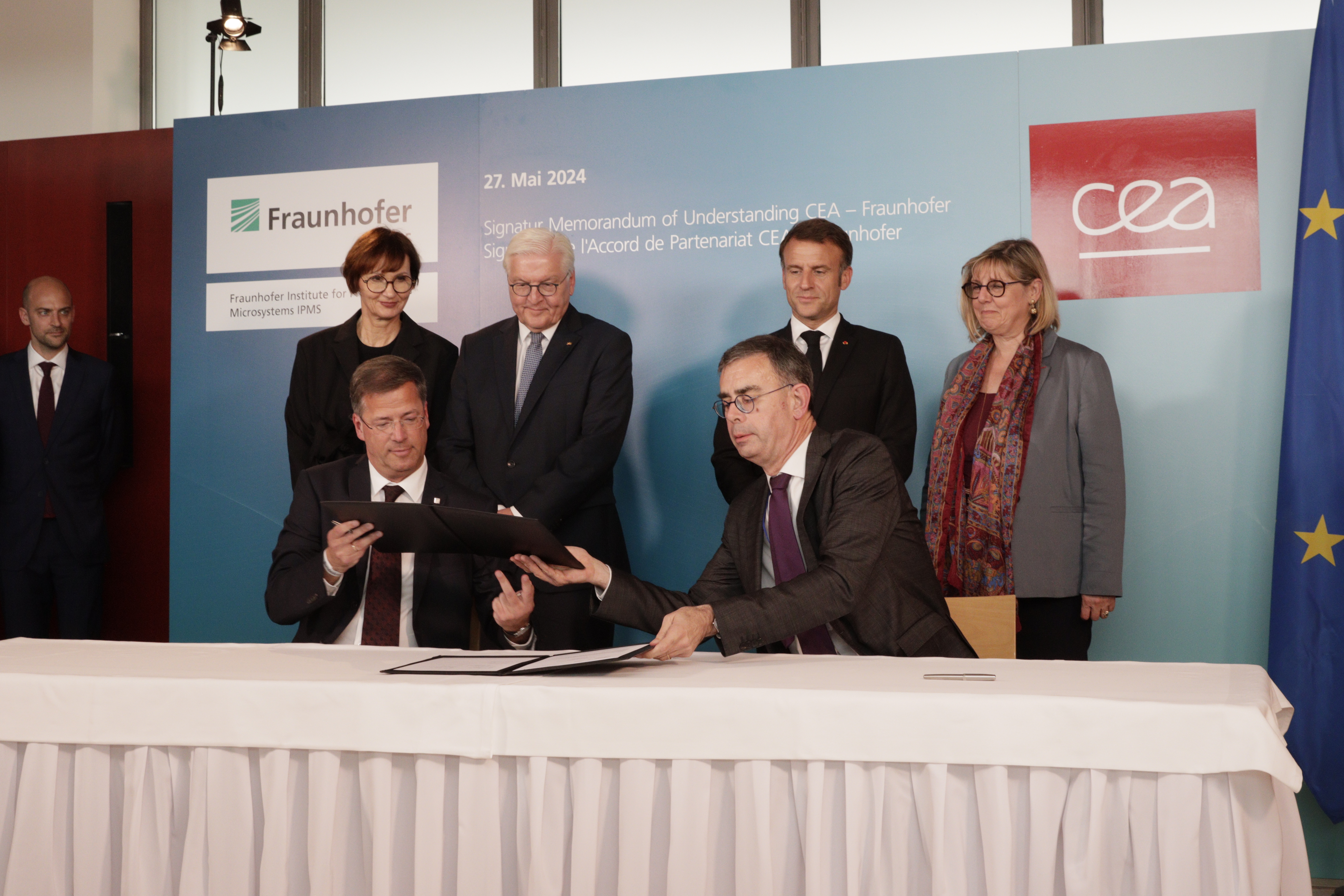 Am Fraunhofer IPMS ließen sich die beiden Präsidenten Hightech-Forschung aus den Bereichen Mikroelektronik, Medizintechnik und Quantentechnologien demonstrieren.