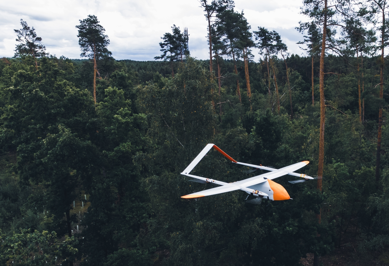 Der autonome Flugroboter »NF4 Night Fury« erkennt Waldbrände frühzeitig.