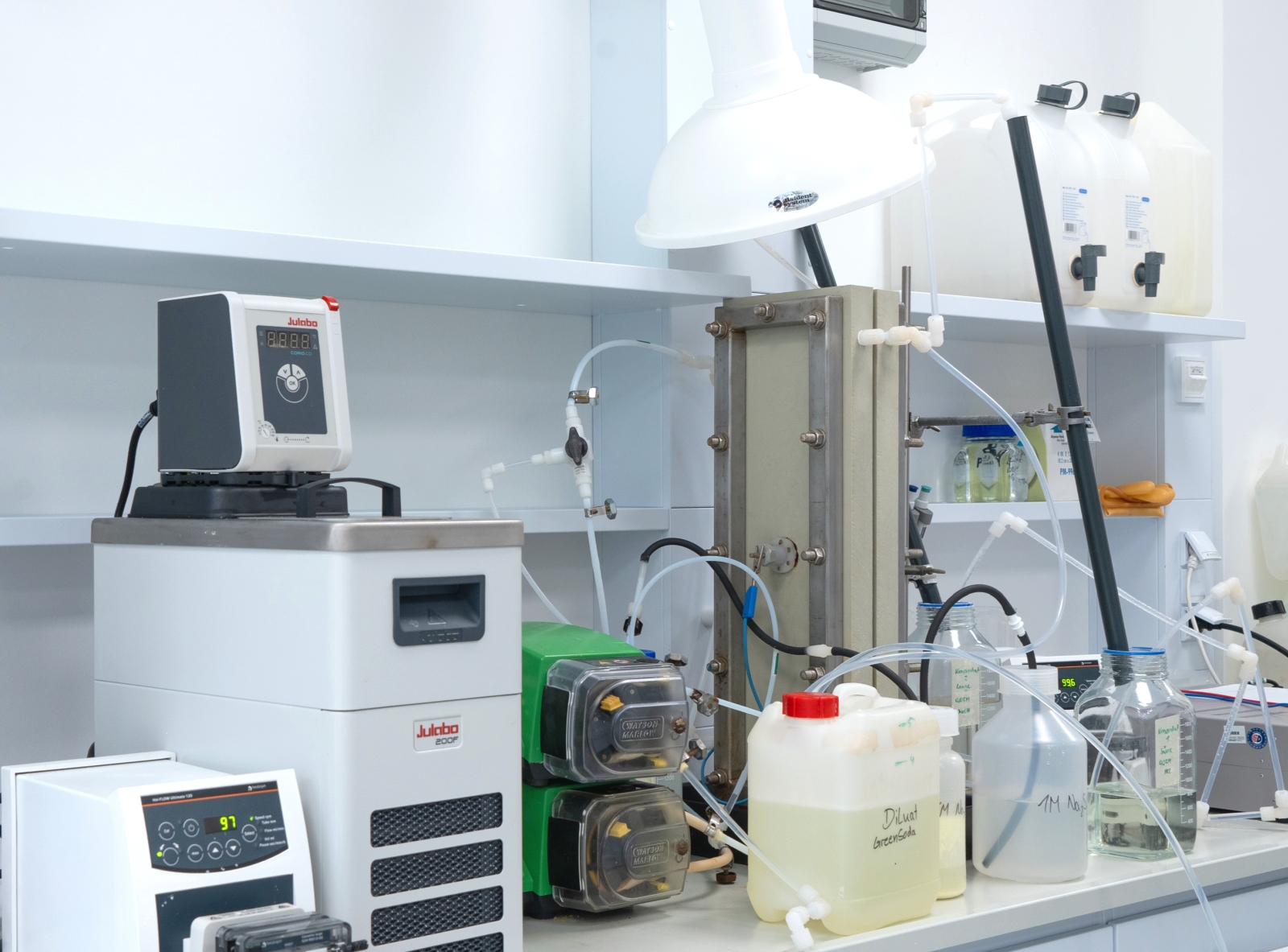 Saubere Produktion: Der Laborversuchsstand zur umweltfreundlichen Herstellung von grünem Soda durch bipolare Elektrodialyse von Salzsole. Der Prozess vermeidet Treibhausgas-Emissionen und salzhaltige Abwässer.