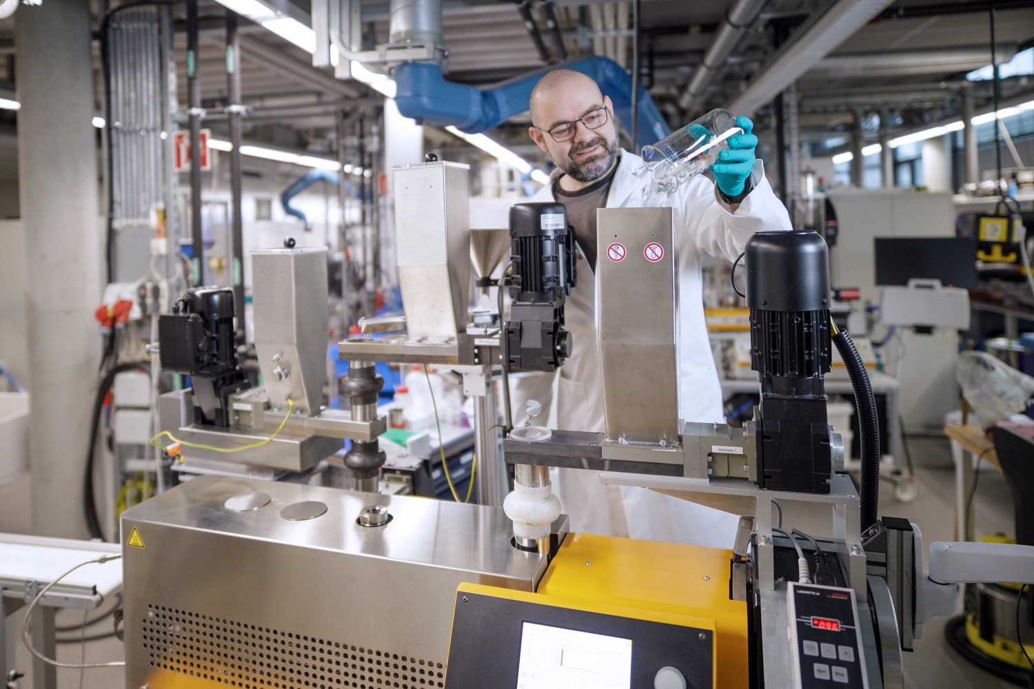 Am Fraunhofer IFAM werden die gereinigten Kunststoffabfälle im Compounder gemischt, aufgeschmolzen und extrudiert.