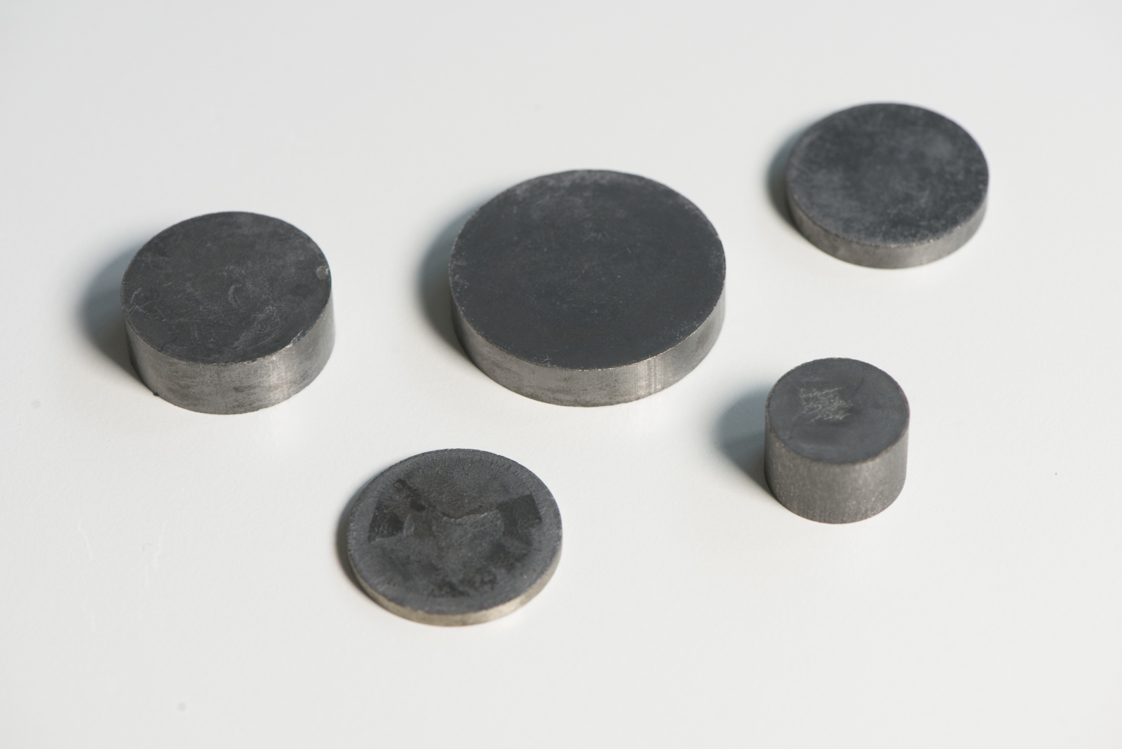 Magnetherstellung: Die metallischen Plättchen enthalten eine Mischung aus dem Primärrohstoff Neodym und Altmagneten oder Magnetschrott. So lässt sich der Einsatz wertvoller Rohstoffe reduzieren.