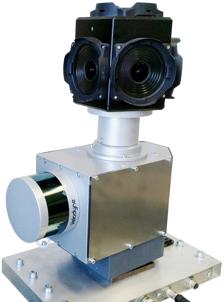 Der LiDAR-Laser ist auf einem rotierenden Drehteller befestigt. Pro Sekunde tastet der Laser einen Ausschnitt von 16 senkrechten Scheiben ab. Insgesamt sendet das Gerät 1,3 Millionen Laserimpulse pro Sekunde. So entsteht eine 3D-Punktwolke der Umgebung.