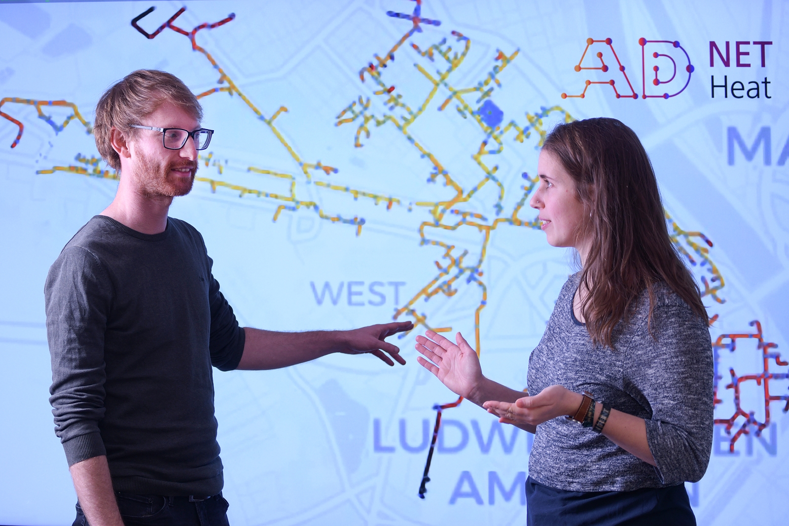 Dr. Matthias Eimer und Johanna Heidrich haben gemeinsam mit einem Forschenden-Team die Software »AD Net Heat« entwickelt. Die Software simuliert die Wärmeströme im Fernwärmennetz.