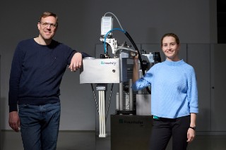 Aluminiumproduktion – Einschlüsse sicher erkennen mit Ultraschall Dr. Thomas Waschkies und Andrea Mroß erhielten den Joseph-von-Fraunhofer-Preis 2025 für die Entwicklung des mobilen, ultraschallbasierten Messsystems »AloX«.
