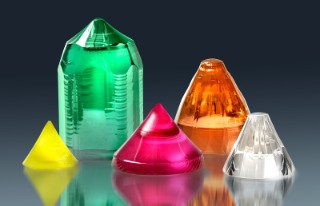 Verschiedene oxidische Laserkristalle mit unterschiedlichen aktiven Dotierungen (Seltene Erden und Übergangsmetalle).