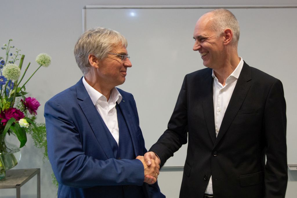 Fraunhofer President Prof. Holger Hanselka congratulates Dr. Matthias Unbescheiden in Darmstadt.