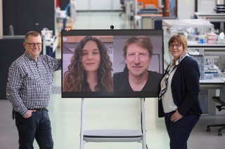 Frank Neumann, Ricarda-Laura Sack, Dr. Joachim Koschikowski und Dr. Simone Kondruweit-Reinema (v.l.) erhielten den Preis »Innovations for a Better Future« der Fraunhofer-Zukunftsstiftung.