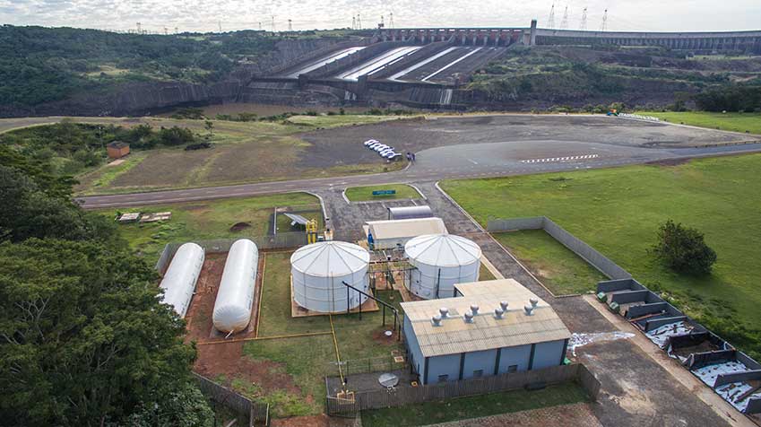 One of the pilot plants in which the research company CIBiogás produces methane gas. In the background you can see the hydropower value of Itaipú Binacional on the Paraná River. It is one of the largest hydropower plants in the world with an output of 14,000 megawatts. The power plant, in which Brazil and Paraguay are involved, is adjoined by a research campus. 