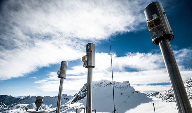 Like the IFU in Garmisch-Partenkirchen, the measuring station on the Zugspitze belongs to the Karlsruhe Institute of Technology (IMK-IFU/KIT) as an Alpine Campus since 2002. Edeltraud Leibrock supervised atmospheric measurements there and on the Wank during her time at Fraunhofer as a doctoral student.