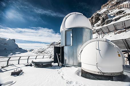 Apart from KIT, other institutes also conduct research on the mountain. The German Weather Service, for example, is monitoring the weather automatically since 2018. 