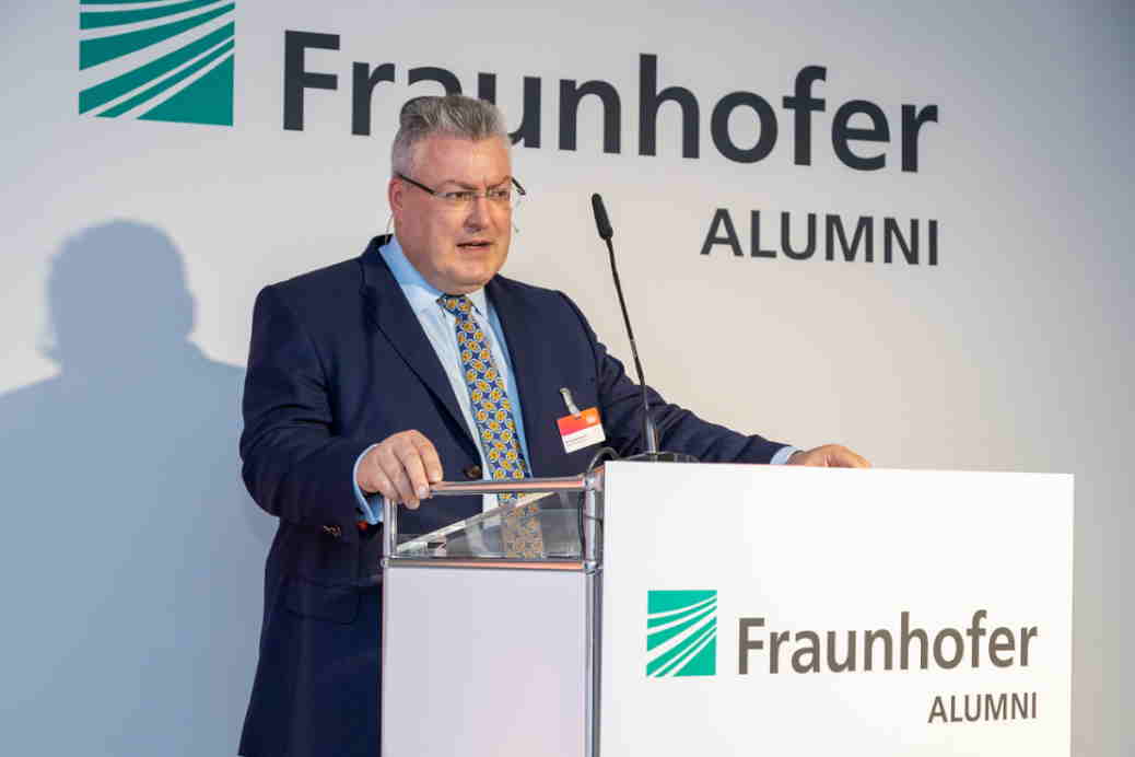 Dr. Michael Mertin, alumnus of the Fraunhofer Institute for Laser Technology (ILT), former board member for technology/operational business at JENOPTIK AG and now working as a consultant, moderated the evening and the panel discussion. 