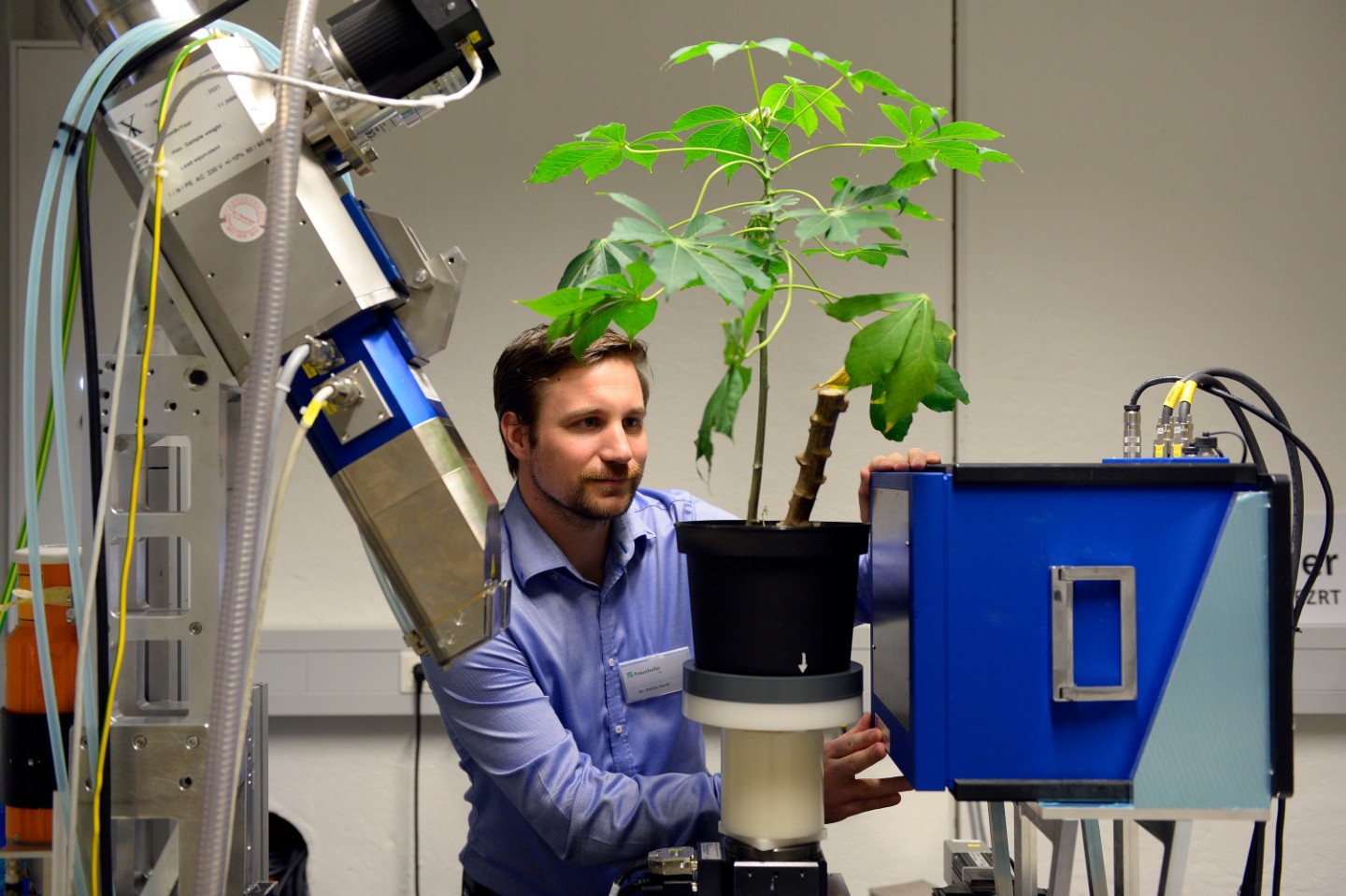 Dr. Stefan Gerth is a scientist and group leader at the Fraunhofer Development Center for X-ray Technology in Fürth. He coordinates the development of CT systems for the selection of heat-tolerant crops. With their research, his group is making an important contribution to how plant breeders can address climate change.