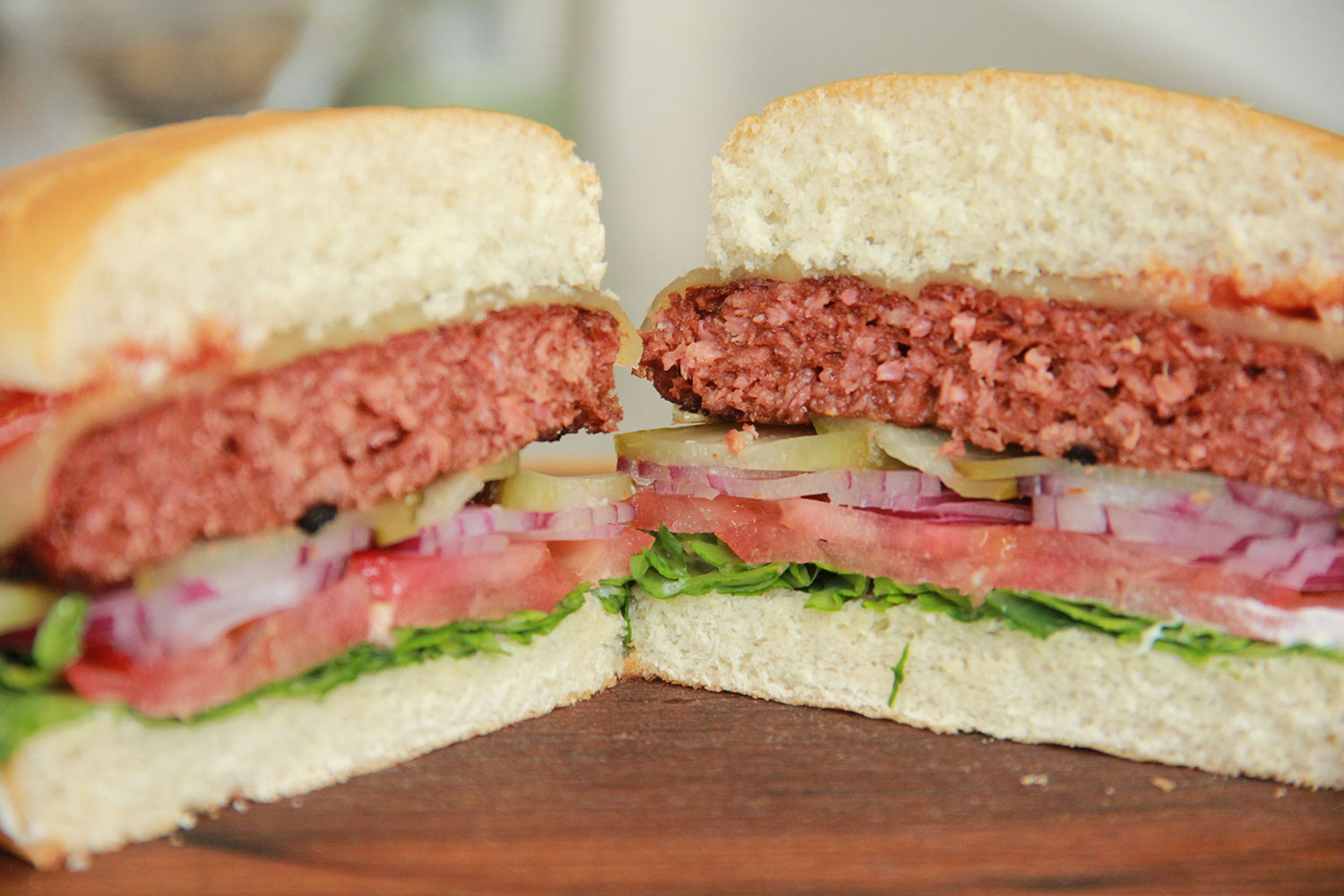  By using textured vegetable proteins with a tailor-made binding system matrix, an appealing texture and juiciness of the burger patties is achieved.