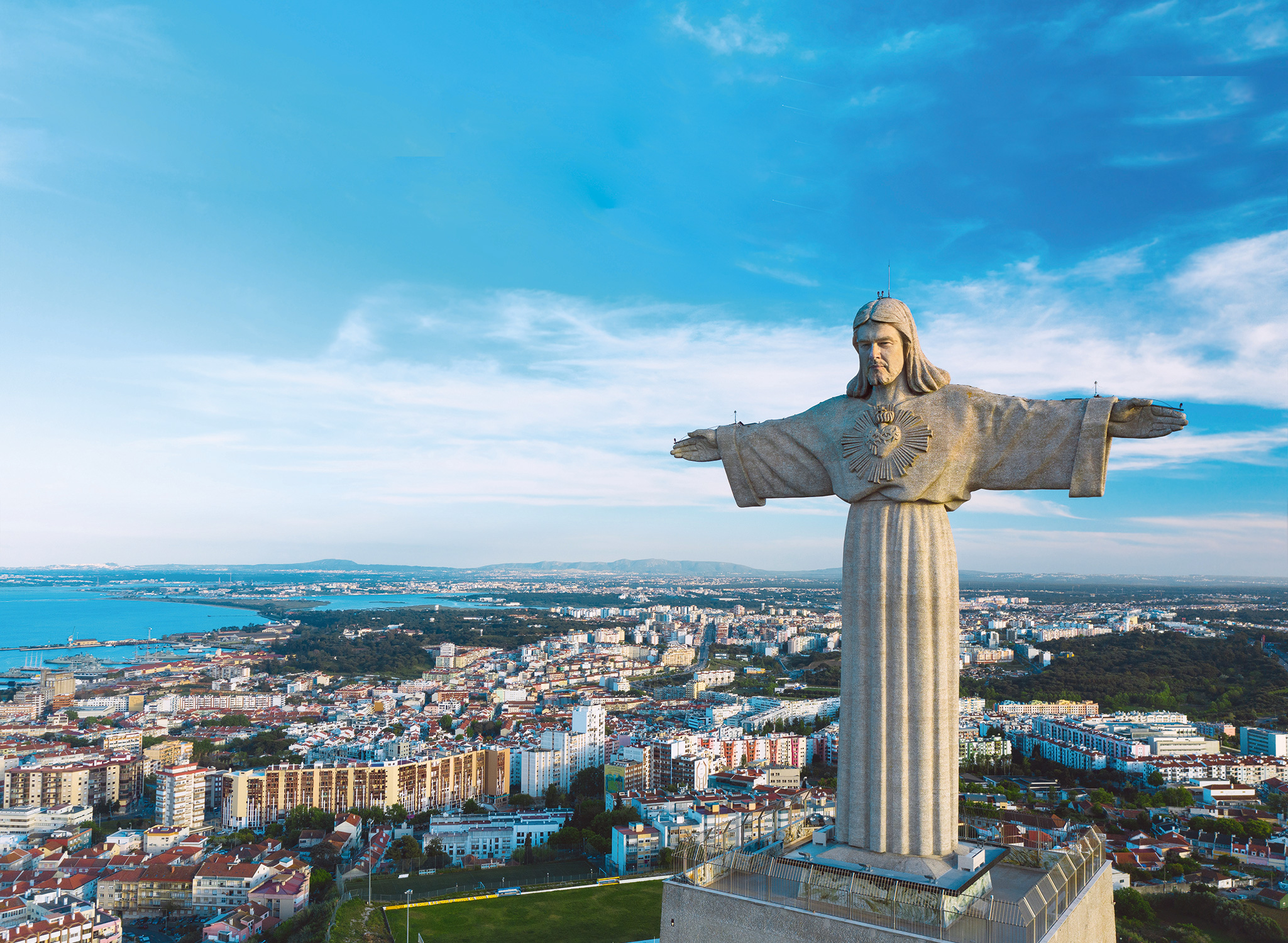  Christusstatue über Lissabon mit den Gesichtszügen vom Forscher Steinebach, mit KI erstellt.
