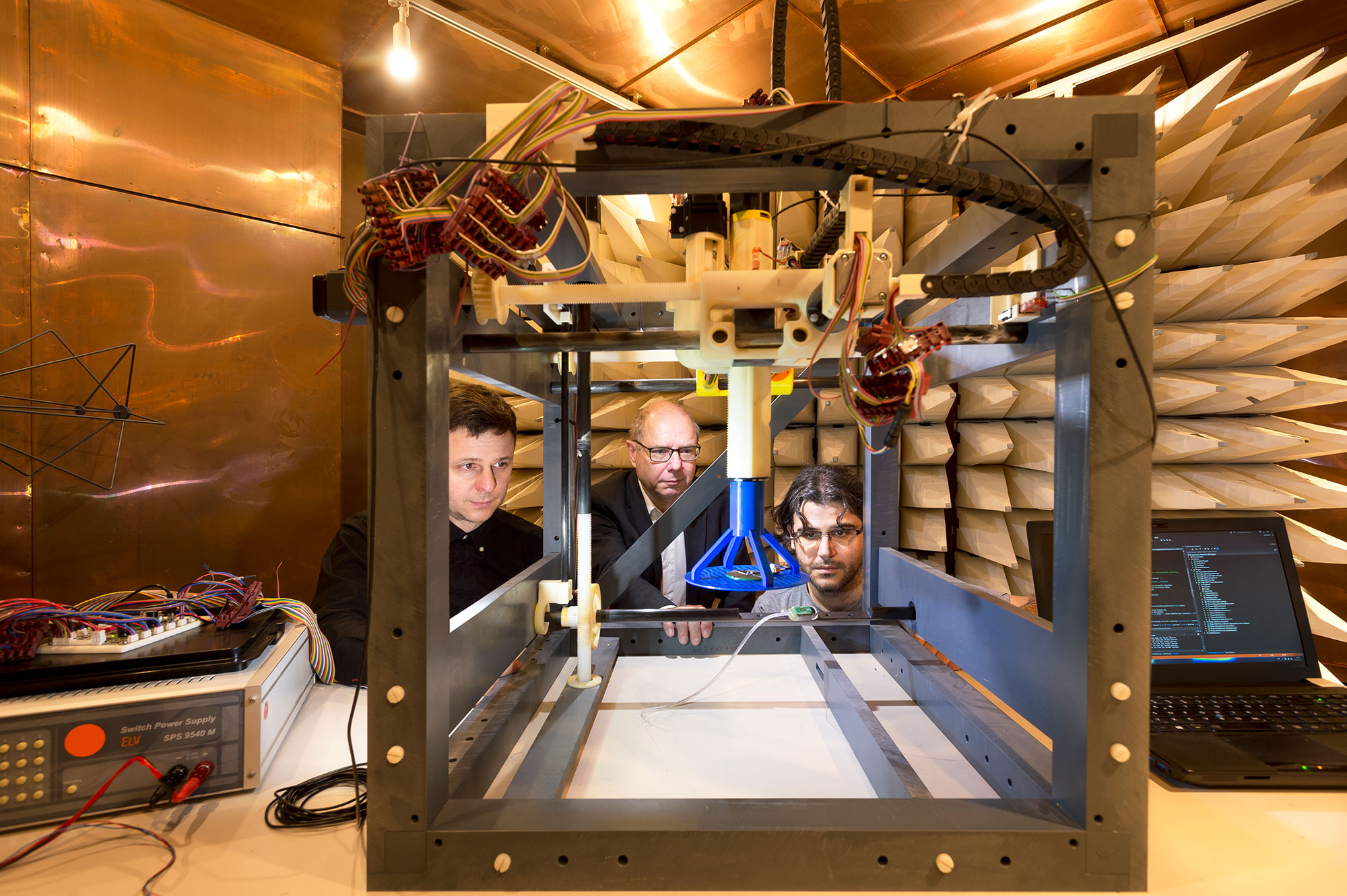 Prof. Klaus-Peter Hoffmann (center) and his team are testing wireless signal and power transmission for theranostic implants in a specially isolated room.