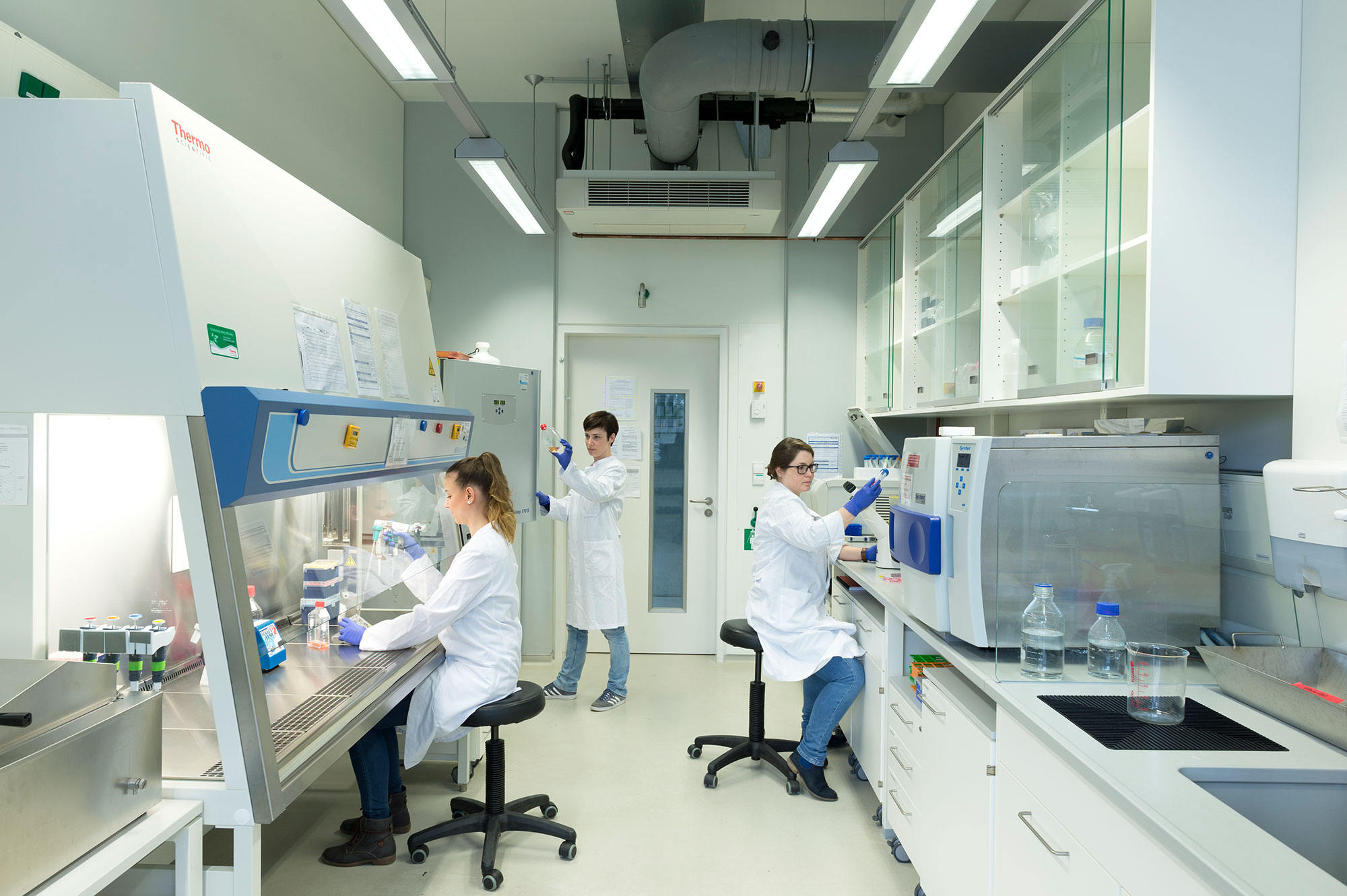 Dr. Nadine Schneider (right) and her team in the Fraunhofer Translational Medicine project group are working on an innovative vaccine for rheumatoid arthritis.