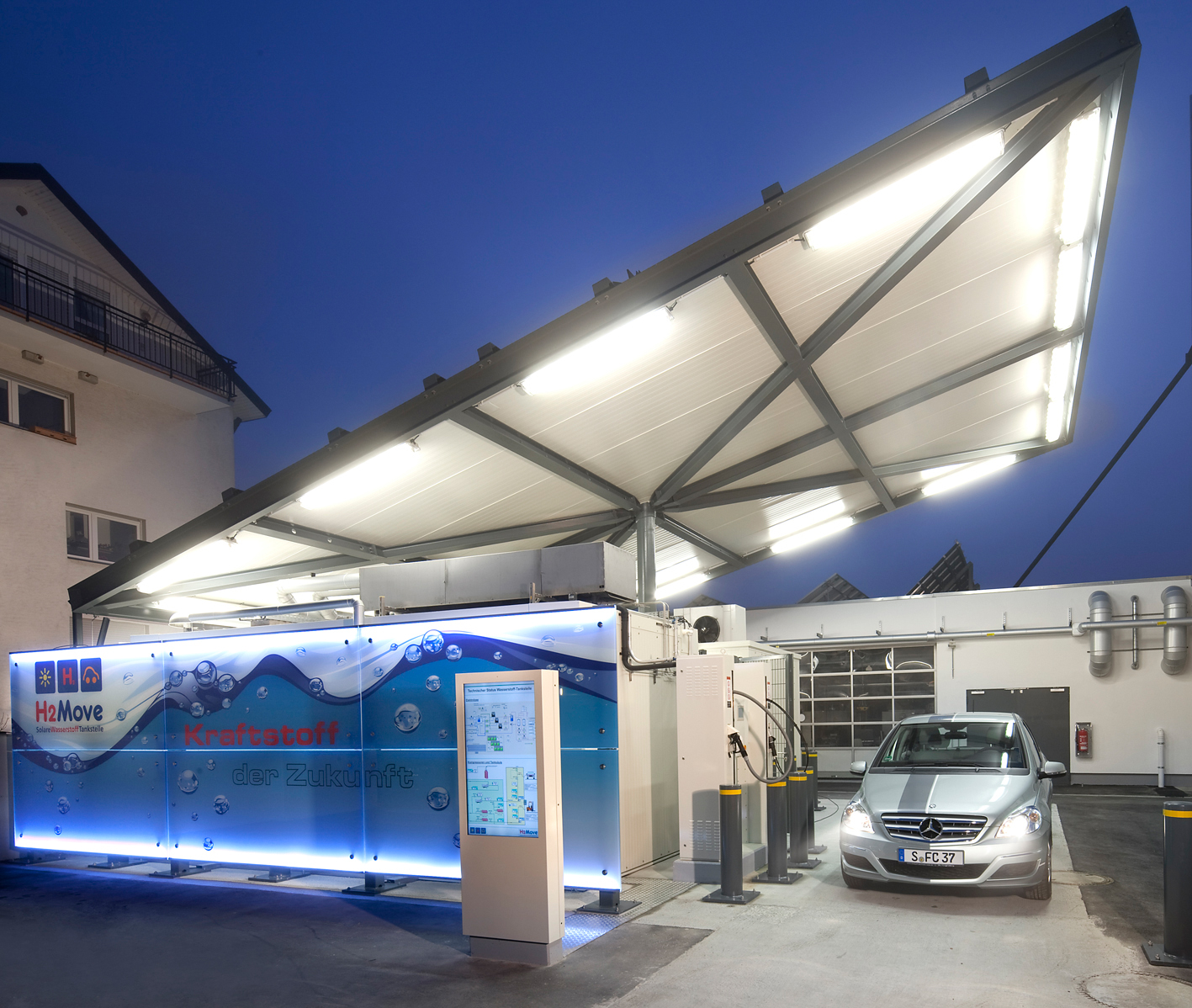 Solar-powered filling station for hydrogen