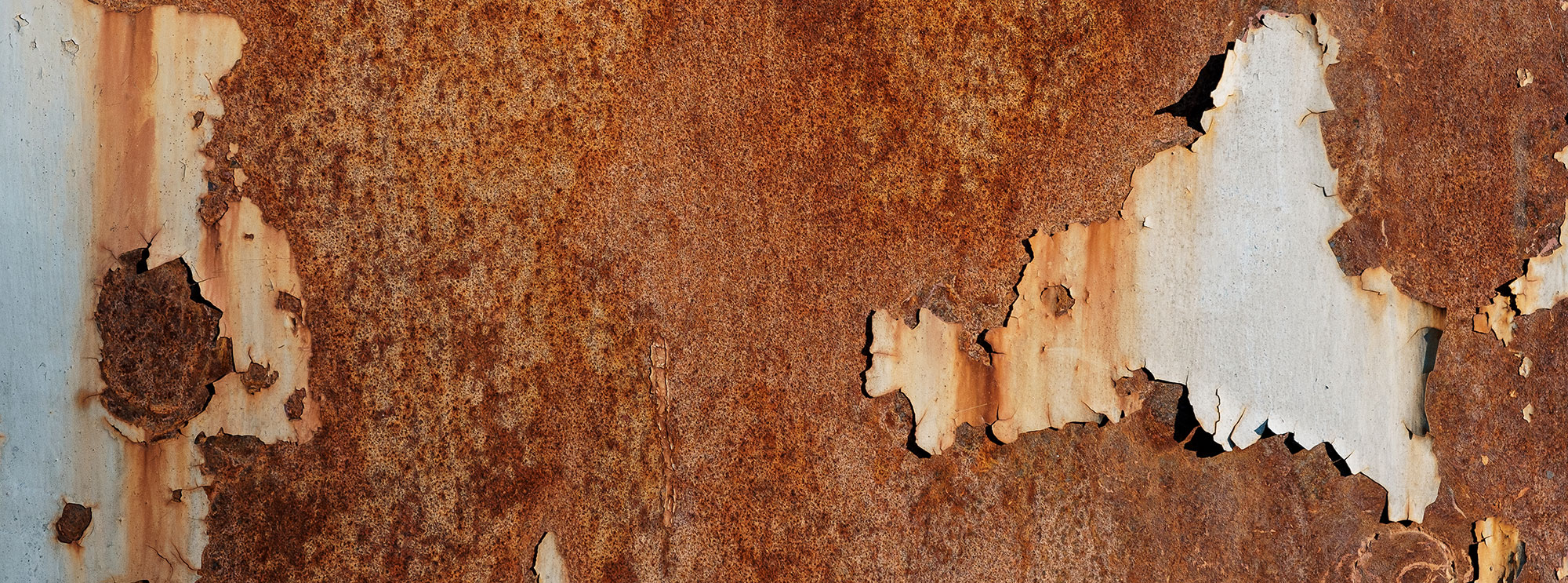 Rost 1491766468 Rostige Metalloberfläche mit Spuren von abblätternder grauer Farbe.