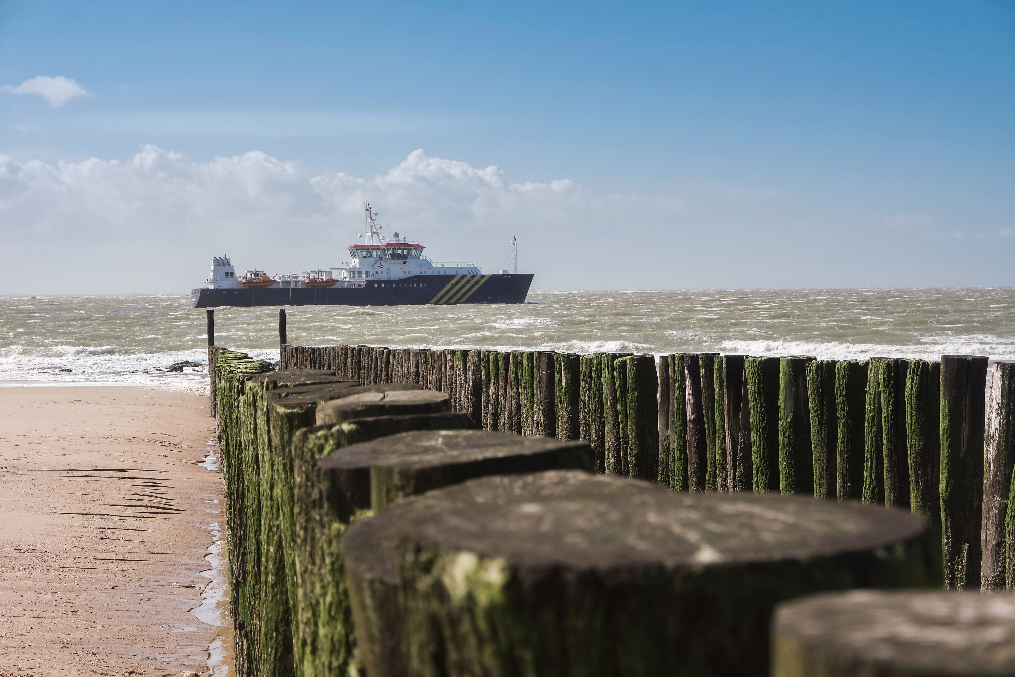 Schiff vor der Küste
