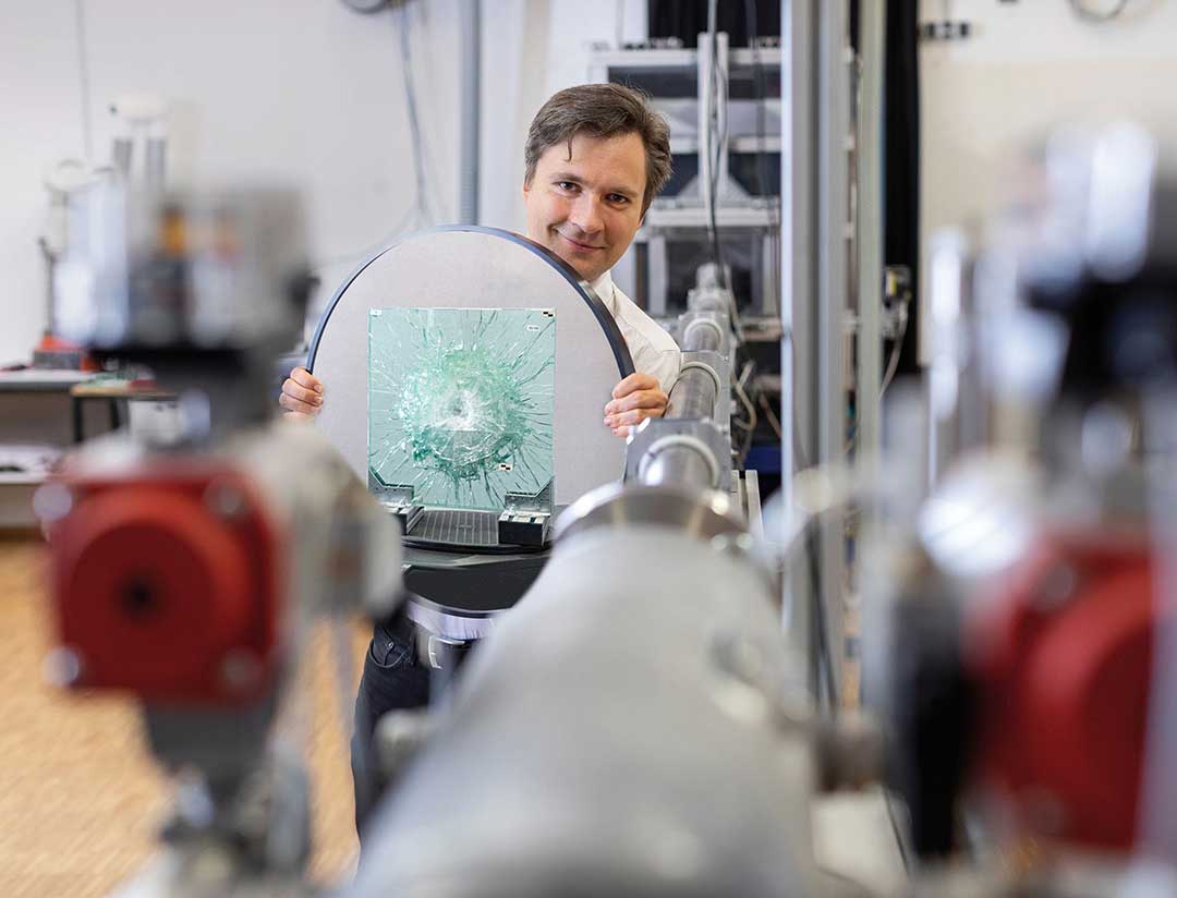 Researchers such as Dr. Steffen Bauer at Fraunhofer EMI are investigating glass panes using high-speed cameras. Their goal is to develop laminated safety glass that will not shatter, not even under sustained fire.