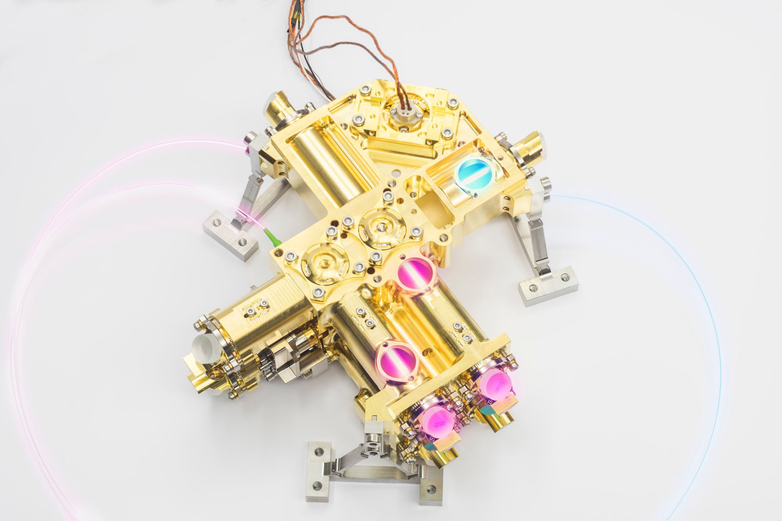 The Fraunhofer IOF quantum source generates entangled light quanta and trans-mits them from a satellite to Earth, where they enable secure cryptographic key distribution.