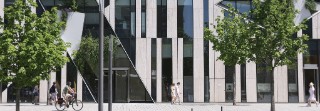 Moderne Gebäudefassade aus Stein und Glas des Kö-Bogen in Düsseldorf.