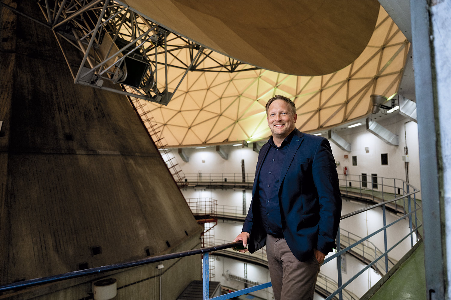 Dr. Lars Fuhrmann vom Fraunhofer FHR im Weltraumbeobachtungsradar TIRA in Wachtberg.