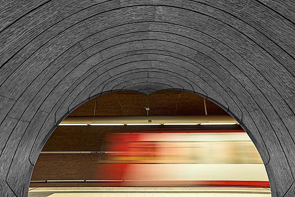 U-Bahnstation Schweinau mit einfahrendem Zug, Nürnberg, Mittelfranken, Bayern, Deutschland