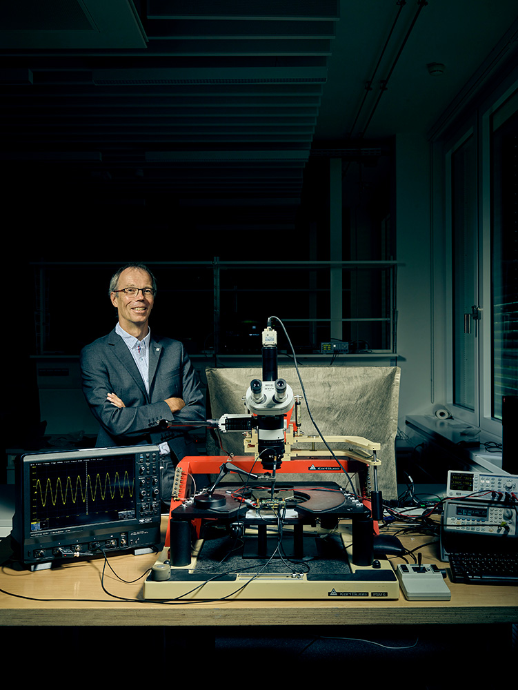 Prof. Georg Sigl, Fraunhofer AISEC, with a system of machines for measuring the electromagnetic radiation of embedded systems. The oscilloscope (left) captures and displays the measurements from the probe in the middle.