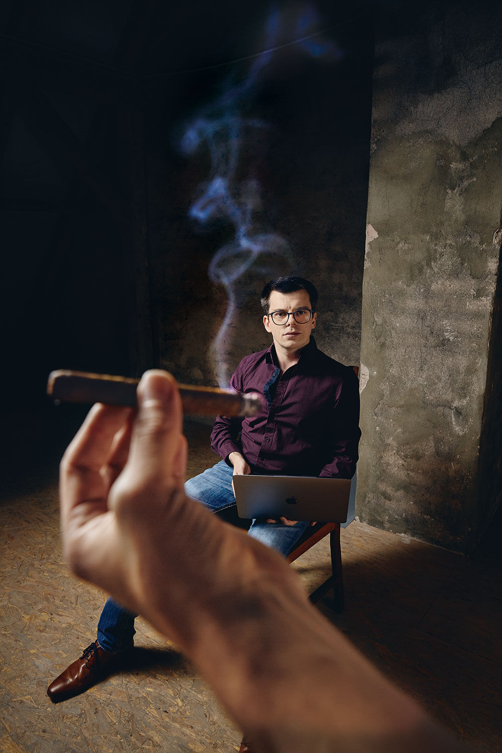 Non-smoker Sebastian Hettenkofer, Fraunhofer IIS, is more fascinated by smoke and its composition than he is by cigars.
