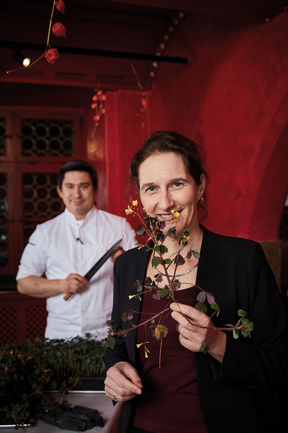 Prof. Andrea Büttner and Tohru Nakamura in his “Salon Rouge” in Munich’s Altstadt.