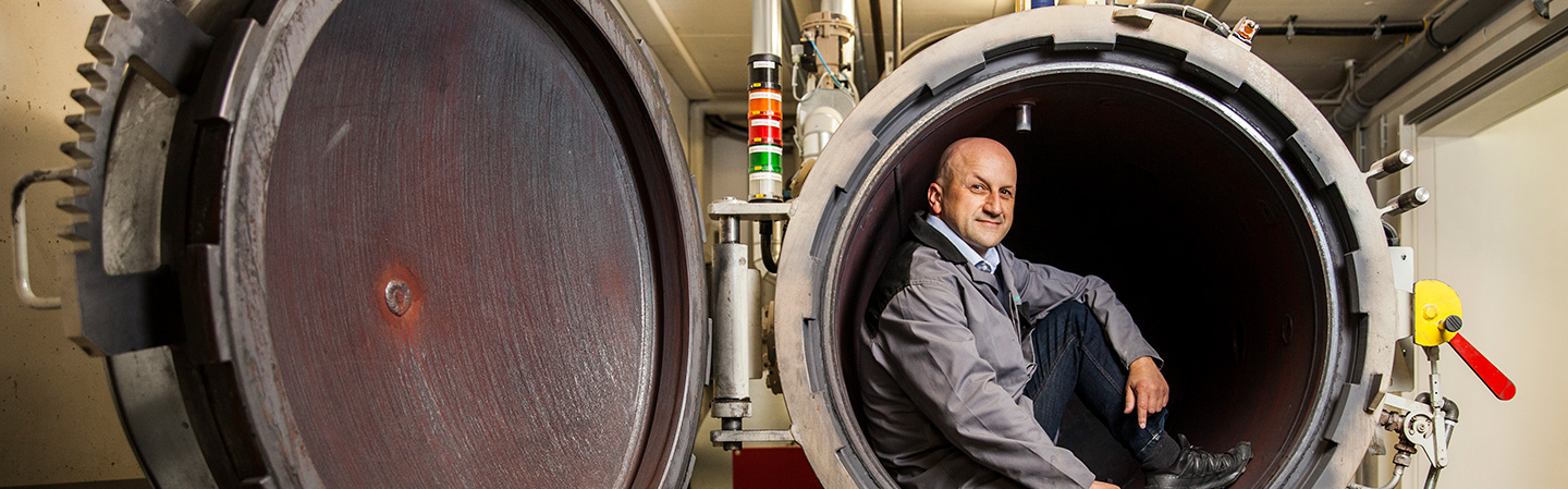 Dr. Volker Thome vom Fraunhofer IBP im Sattdampfautoklaven zur Herstellung von Porenbeton.